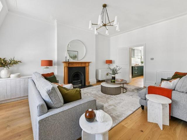 Gloucester Road, South Kensington. 4 bed flat to rent £14,733 pcm £3,400 pw