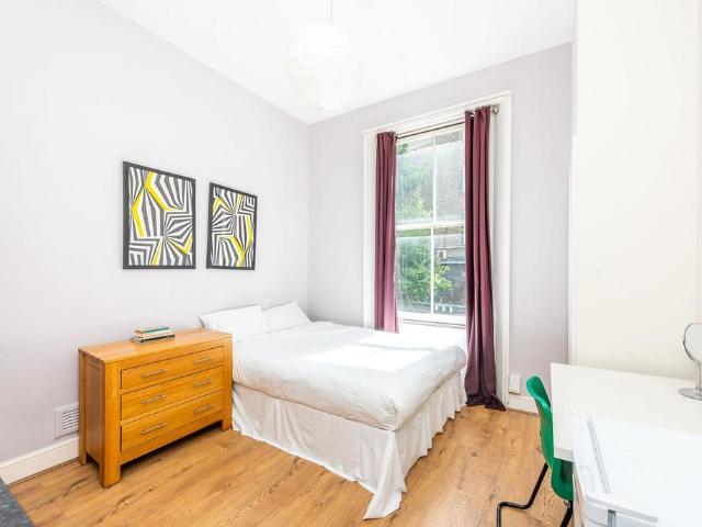 Gloucester Road, South Kensington. Studio to rent £5,196 pcm £1,199 pw