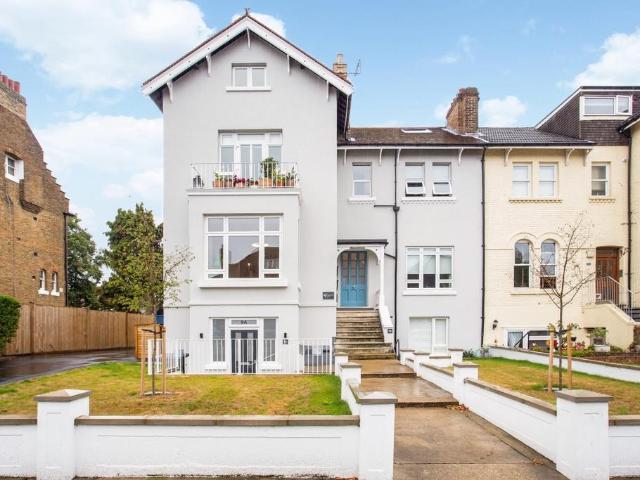 Gloucester Road Teddington TW11 1 bed flat to rent £2,513 pcm £580 pw