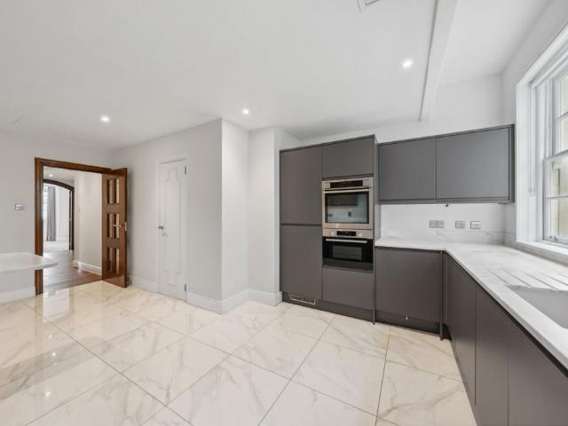 Gloucester Square, London, W2 3 bed flat to rent £8,016 pcm £1,850 pw