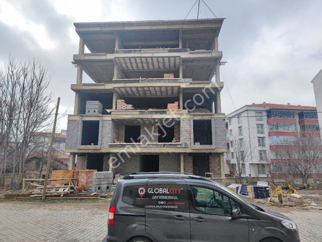 Global'den Bucuklu Caminin Hemen Arkasında Satılık Geniş 2+1 Daire
