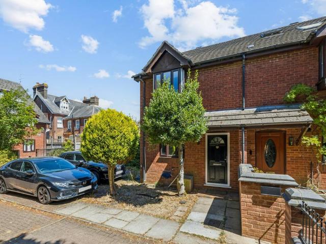 Globe Close, Harpenden. 2 bed semi detached house to rent £2,100 pcm £485 pw