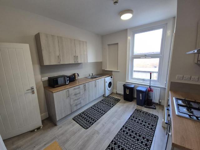 Glossop Road, Sheffield S10 4 bed duplex to rent £1,733 pcm £400 pw