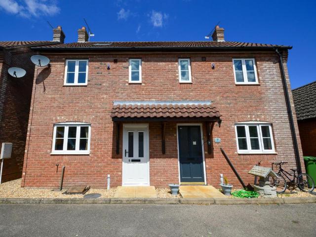 Glaven Hale Close, Holt, NR25 3 bed semi detached house to rent £1,295 pcm £299 pw