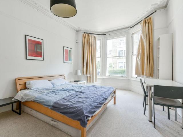 Glazbury Road, West Kensington. 1 bed flat to rent £2,500 pcm £577 pw