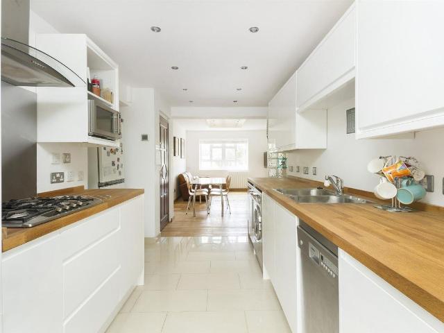 Glazebrook Close, West Dulwich SE21, 3 bed flat to rent, £2,500 pcm | PrimeLocation