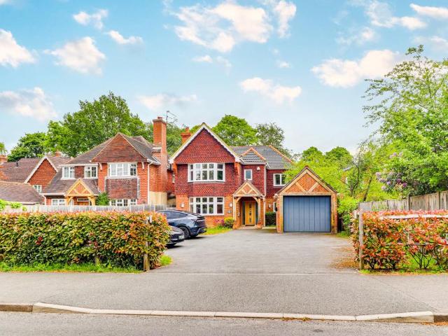 Glaziers Lane, Normandy, Guildford. 5 bed detached house to rent £4,500 pcm £1,038 pw