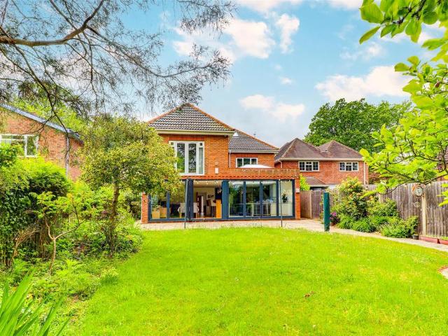 Glaziers Lane, Guildford GU3 5 bed detached house to rent £4,500 pcm £1,038 pw