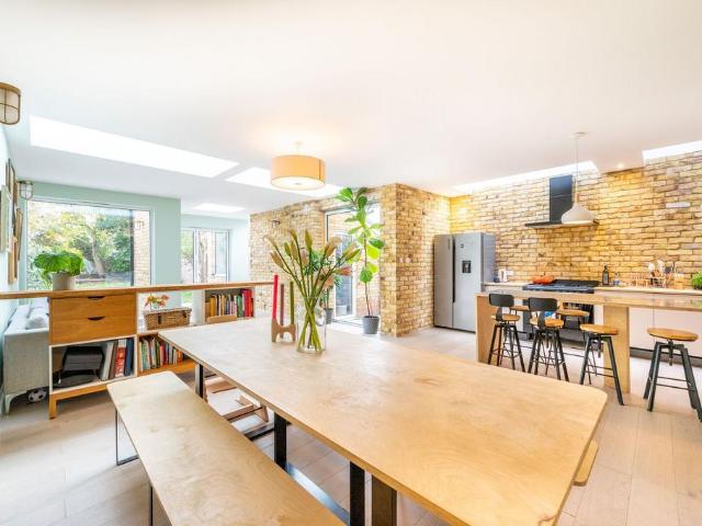 Gladding Road, E12, Manor Park. 3 bed house to rent £4,500 pcm £1,038 pw