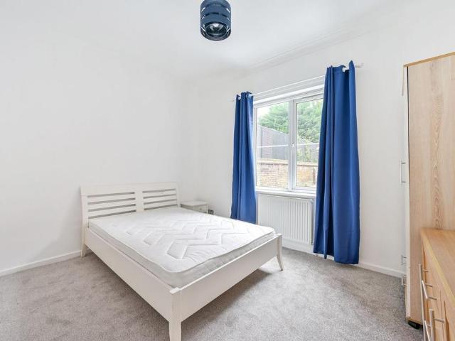 Gladebury Court, Wimbledon, London, SW19 3 bed flat to rent £3,250 pcm £750 pw