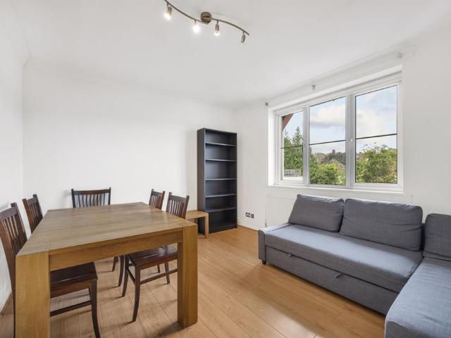 Gladebury Court, Wimbledon SW19 3 bed apartment to rent £3,500 pcm £808 pw