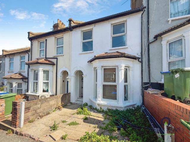 Gladeswood Road, Belvedere DA17 3 bed terraced house to rent £1,900 pcm £438 pw