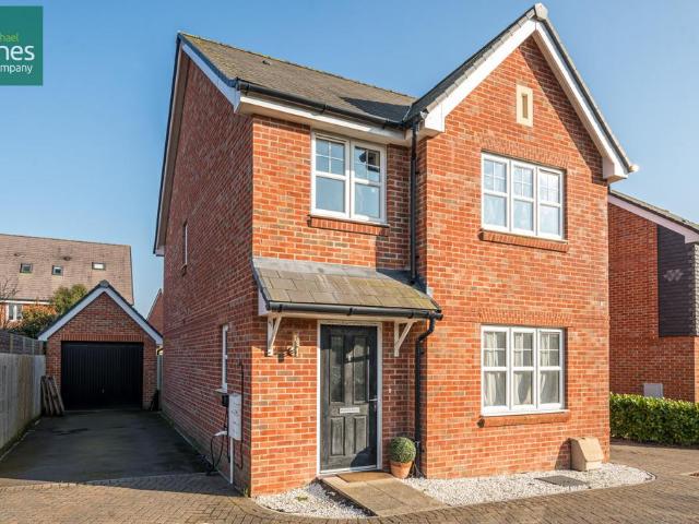 Gladiolus Grove, West Sussex BN13 4 bed detached house to rent £1,995 pcm £460 pw
