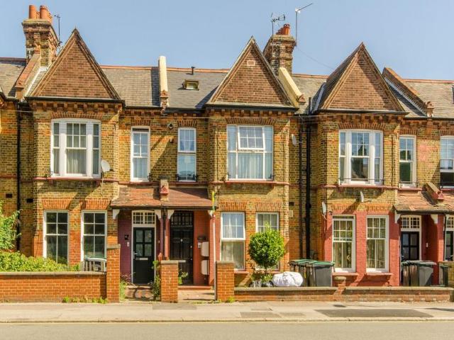 Gladstone Avenue, N22, Wood Green. 3 bed maisonette to rent £2,500 pcm £577 pw
