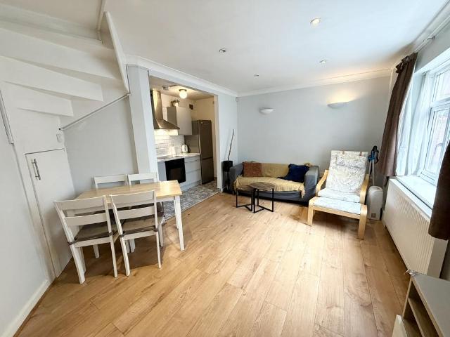 Gladstone Mews, London N22 3 bed mews to rent £2,150 pcm £496 pw