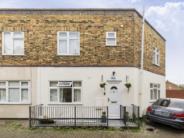 Gladstone Mews, London N22 3 bed house to rent £2,350 pcm £542 pw