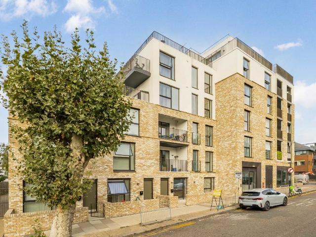 Gladstone Park Gardens, Cricklewood NW2, 1 bed flat to rent, £2,100 pcm | PrimeLocation