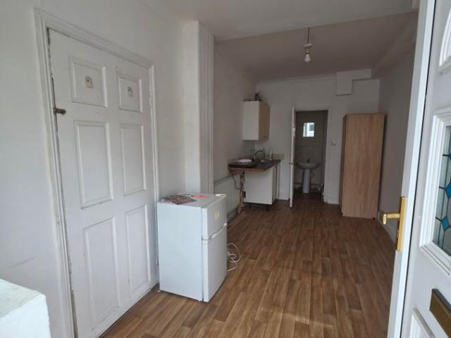 Gladstone Park Gardens, London NW2, Studio to rent, £1,100 pcm | PrimeLocation