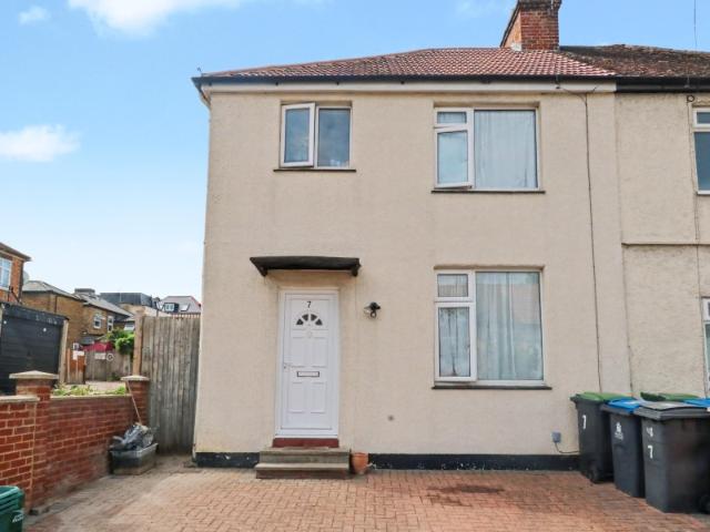Gladstone Road, Tolworth 3 bedrooms Property for lettings Seymours