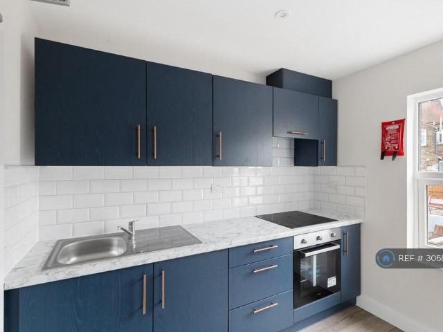 Gladstone Road, Watford, WD17 Studio to rent £795 pcm £183 pw