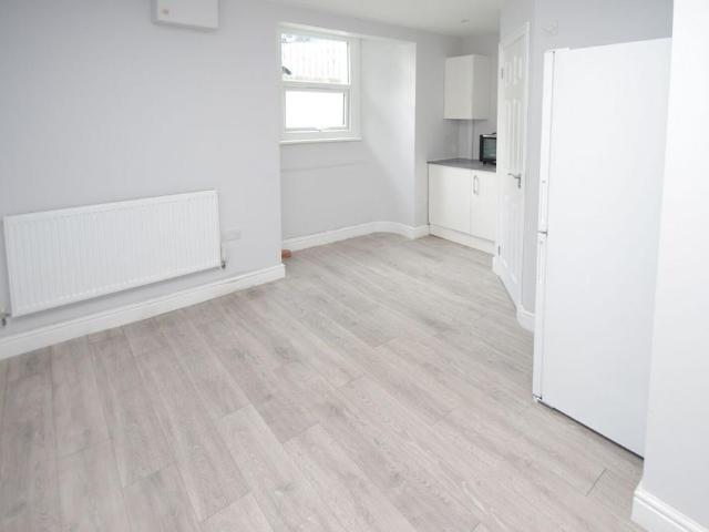 Gladstone Road, WD17 2RA, Watford, WD17 Studio to rent £850 pcm £196 pw