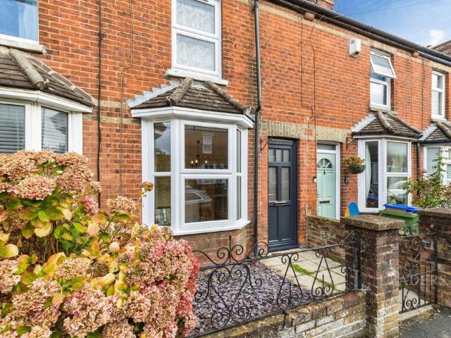 Gladstone Road, Horsham, RH12 2 bed house to rent £1,550 pcm £358 pw