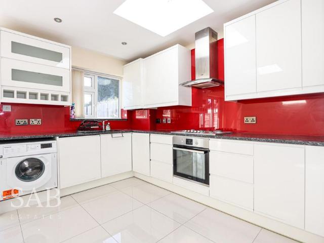 Glamis Crescent, Hayes, UB3 4 bed terraced house to rent £2,900 pcm £669 pw