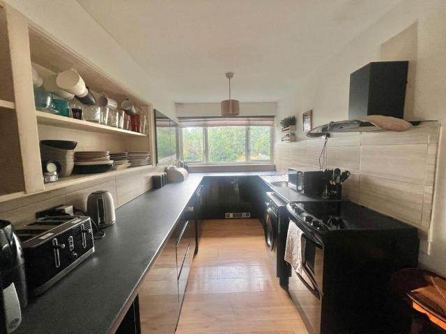 Glamis House, Brentwood CM14 3 bed flat to rent £1,650 pcm £381 pw