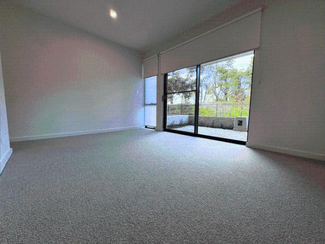 GLAMOROUS RESIDENCE OVER THREE LEVELS OVERLOOKING GRANGE GOLF COURSE