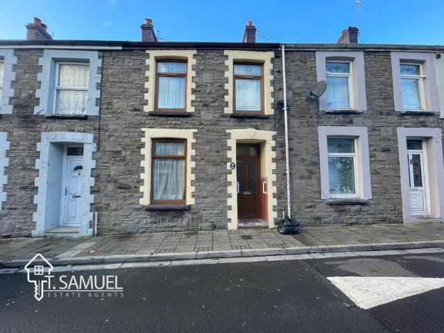 Glanlay Street, Mountain Ash, CF45 3 bed terraced house to rent £800 pcm £185 pw