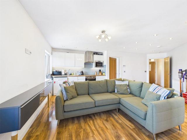 Glevum Suite, The Orchard Centre. 2 bed apartment to rent £925 pcm £213 pw