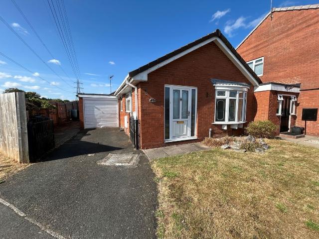 Gleads Croft, Halesowen B62, 2 bed bungalow to rent, £1,250 pcm | PrimeLocation