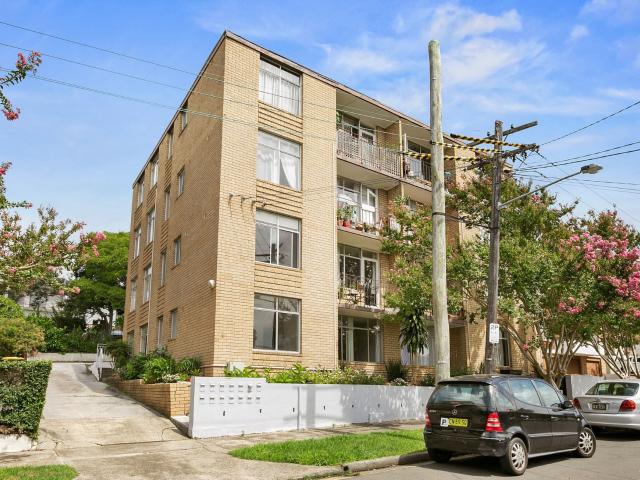 Glebe, 1/4 Avona Avenue