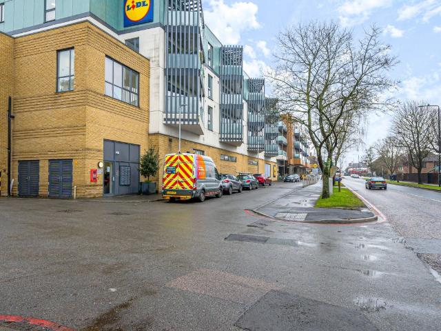 Glebe Way, West Wickham BR4, 2 bed flat to rent, £1,775 pcm | PrimeLocation
