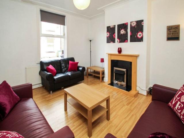 Glebe Avenue Room 4, Kirkstall, Leeds
