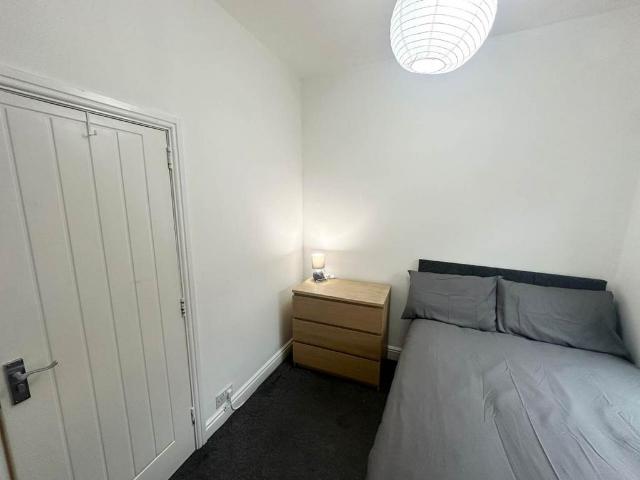 Glebe Avenue Room 1, West Yorkshire. 1 bed in a house share to rent £525 pcm £121 pw