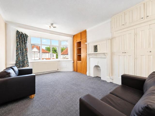 Glebe Crescent, London, NW4 2 bed apartment to rent £1,690 pcm £390 pw