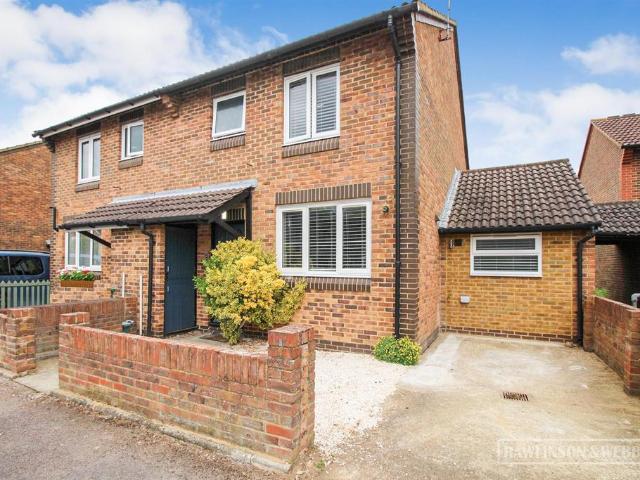 Glebelands, West Molesey KT8 3 bed semi detached house to rent £2,750 pcm £635 pw