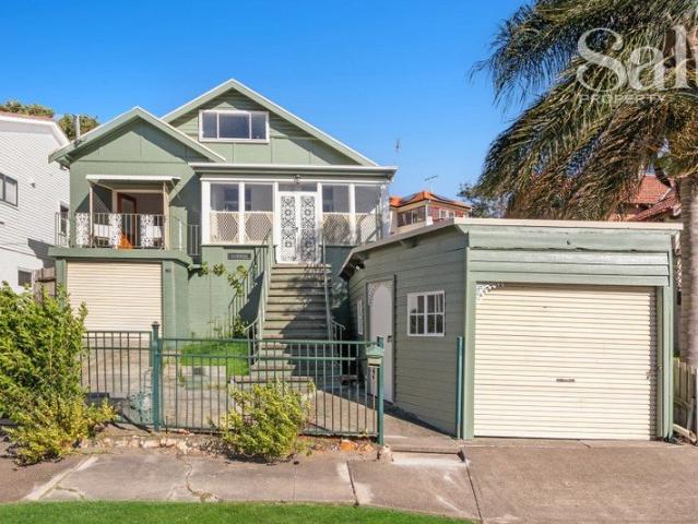 'Gleberidge' ~ a classic home with a beautiful outlook, 1500m to Merewether beach