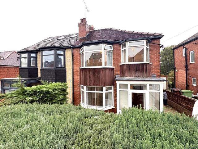 Gledhow Park Grove, Leeds, LS7 3 bed semi detached house to rent £1,395 pcm £322 pw