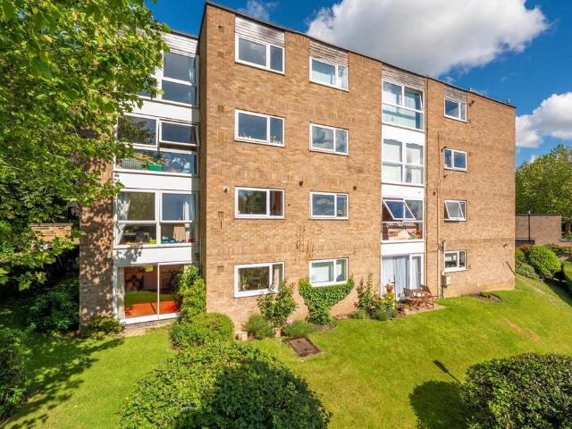 Gledhow Wood Close, Leeds LS8 2 bed flat to rent £850 pcm £196 pw