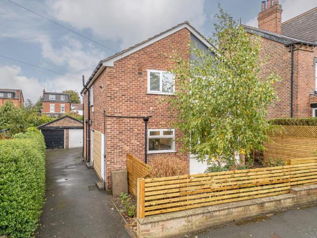 Gledhow Wood Avenue, Leeds LS8 2 bed flat to rent £1,100 pcm £254 pw