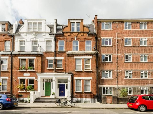Gledstanes Road, Barons Court. 2 bed flat to rent £2,817 pcm £650 pw