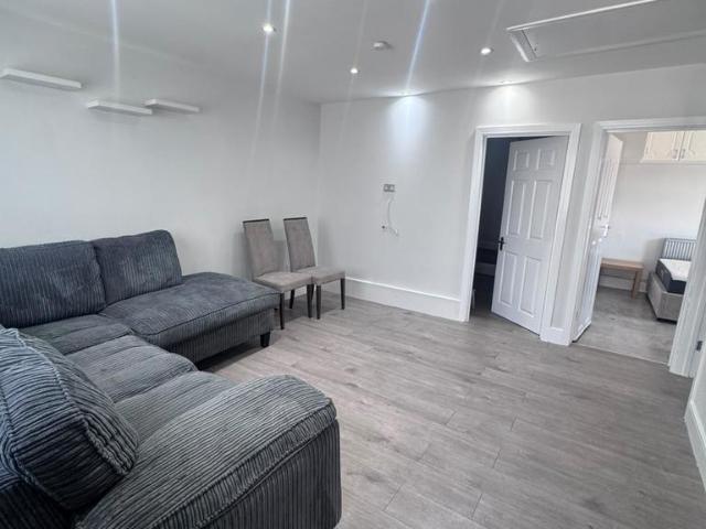 Gledwood Avenue, Hayes UB4 3 bed apartment to rent £2,150 pcm £496 pw