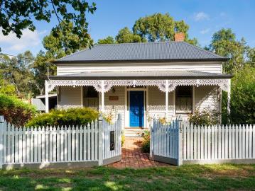 Glen Airlie 1897 Victorian Cottage with Charm, Character and Convenience