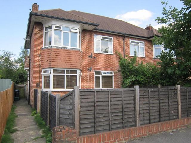 Glen Road, Surrey KT9 2 bed flat to rent £1,750 pcm £404 pw