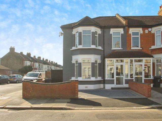 Glencoe Avenue Seven Kings 3 bed house to rent £2,400 pcm £554 pw