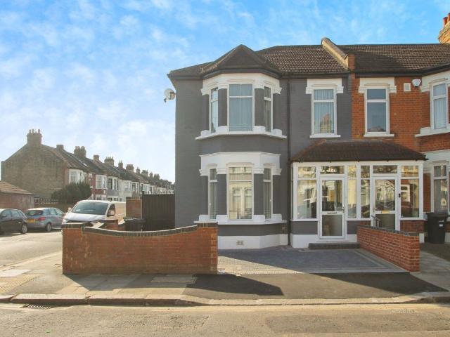 Glencoe Avenue, Seven Kings, Ilford IG2, 3 bed property to rent, £2,400 pcm | PrimeLocation