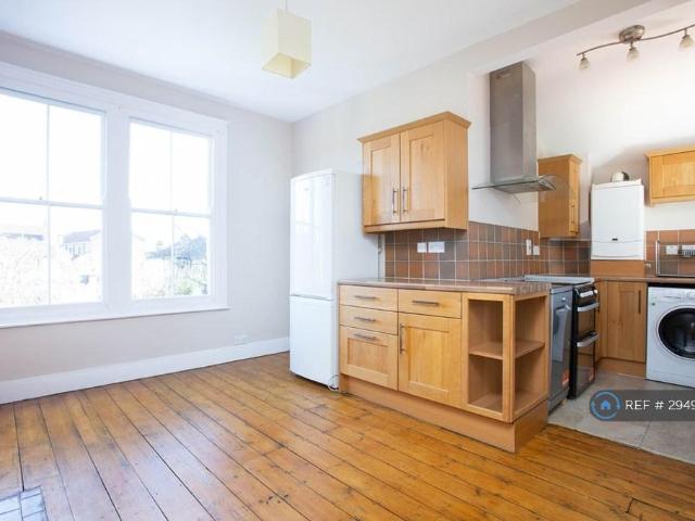 Glencairn Road, London, SW16 3 bed maisonette to rent £2,250 pcm £519 pw