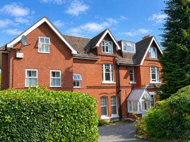 Glenbourne, 31 Surrey Road. 1 bed apartment to rent £925 pcm £213 pw